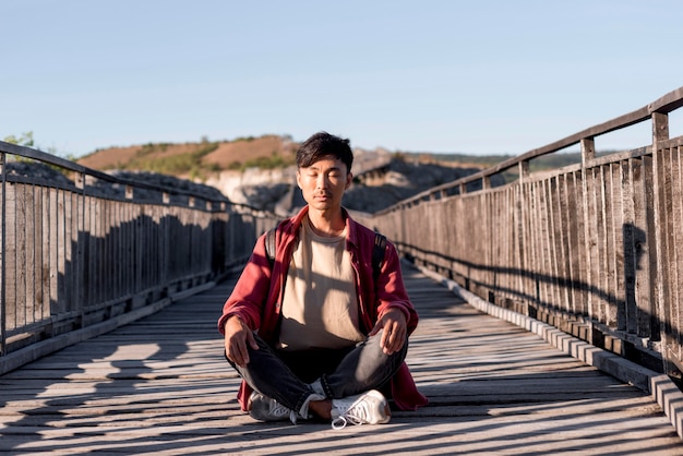 Hombre joven con estilo disfrutando de viaje