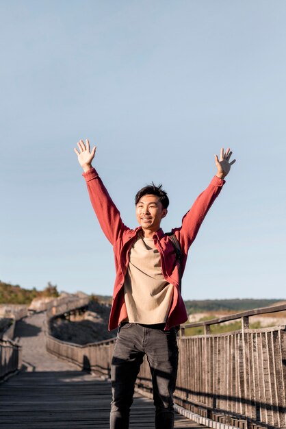 Hombre joven con estilo disfrutando de viaje