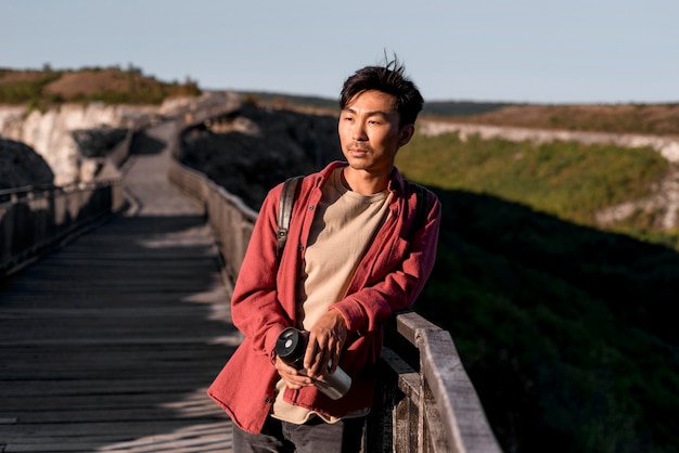 Hombre joven con estilo disfrutando de viaje