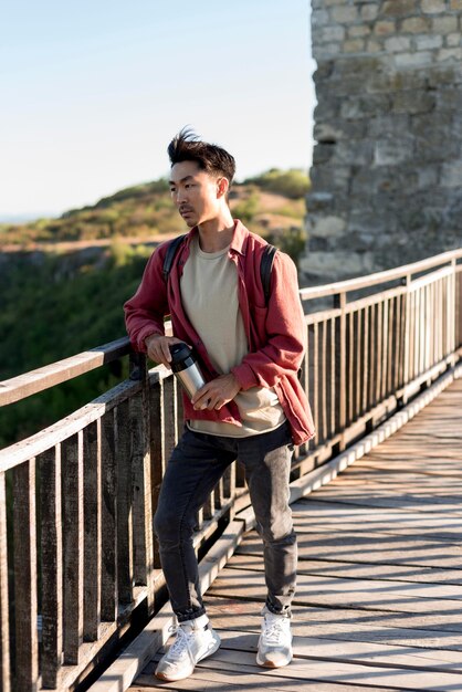 Hombre joven con estilo disfrutando de viaje