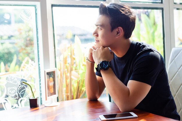 Hombre joven con estilo de vida en cafetería