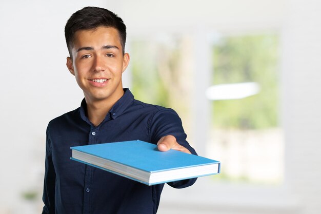 Hombre joven estudiante con un libro