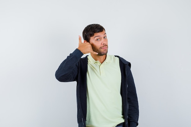 Hombre joven expresivo posando en el estudio