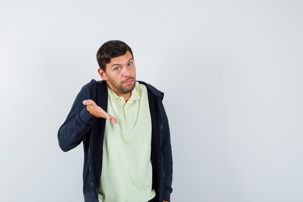 Hombre joven expresivo posando en el estudio