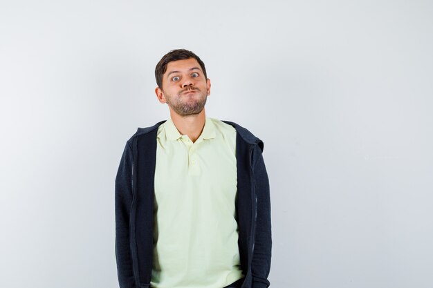 Hombre joven expresivo posando en el estudio