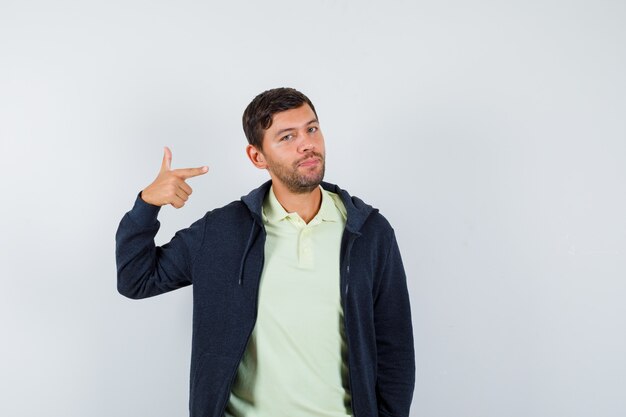 Hombre joven expresivo posando en el estudio