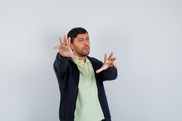 Hombre joven expresivo posando en el estudio