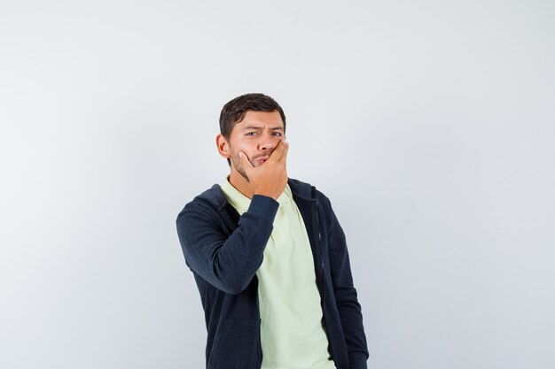 Hombre joven expresivo posando en el estudio