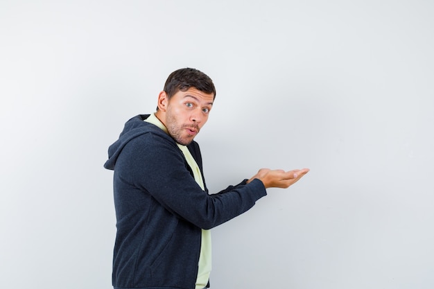 Hombre joven expresivo posando en el estudio