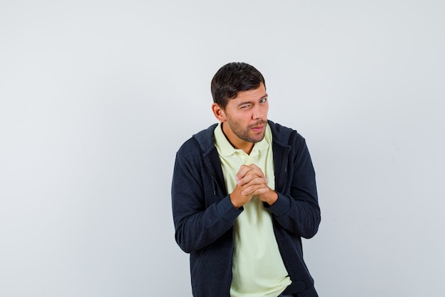 Hombre joven expresivo posando en el estudio