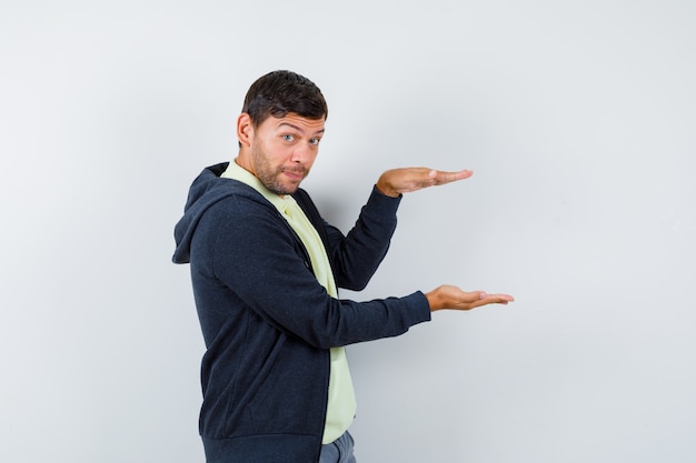 Hombre joven expresivo posando en el estudio