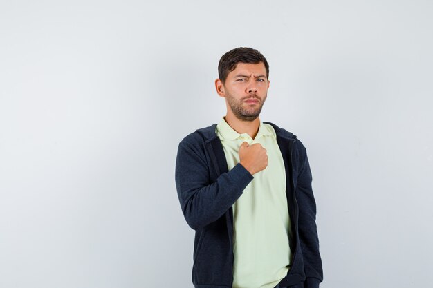 Hombre joven expresivo posando en el estudio