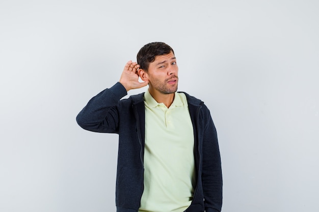 Hombre joven expresivo posando en el estudio