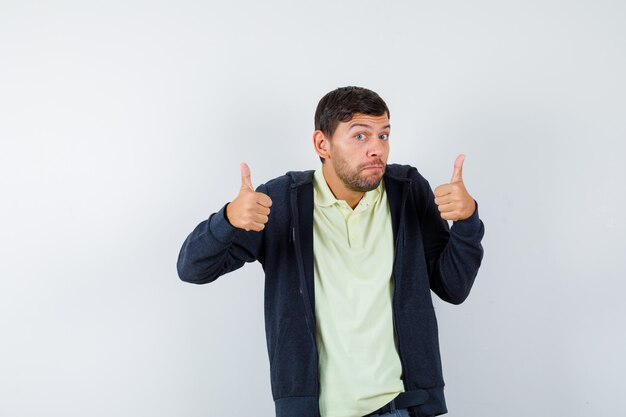 Hombre joven expresivo posando en el estudio