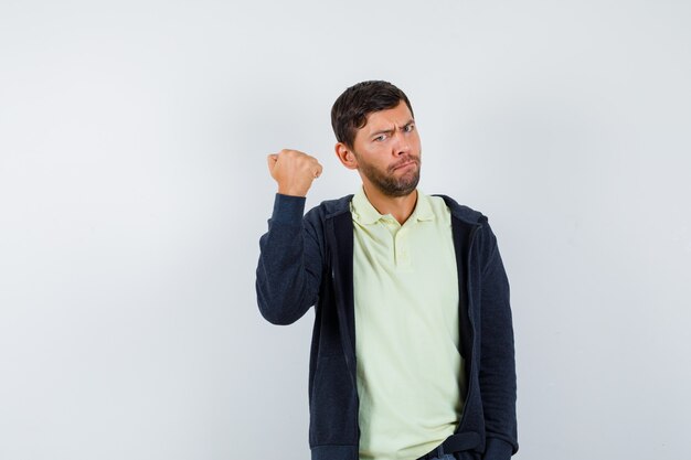 Hombre joven expresivo posando en el estudio