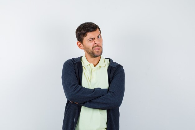 Hombre joven expresivo posando en el estudio