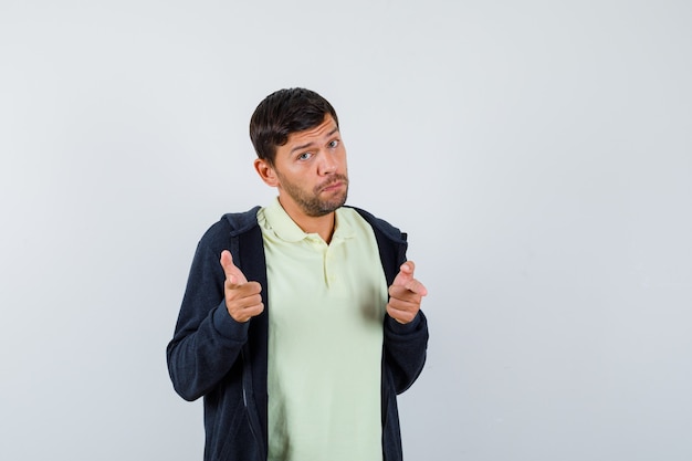 Foto gratuita hombre joven expresivo posando en el estudio