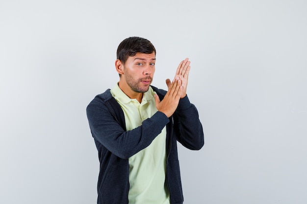 Hombre joven expresivo posando en el estudio