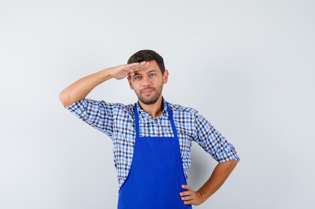 Hombre joven expresivo posando en el estudio