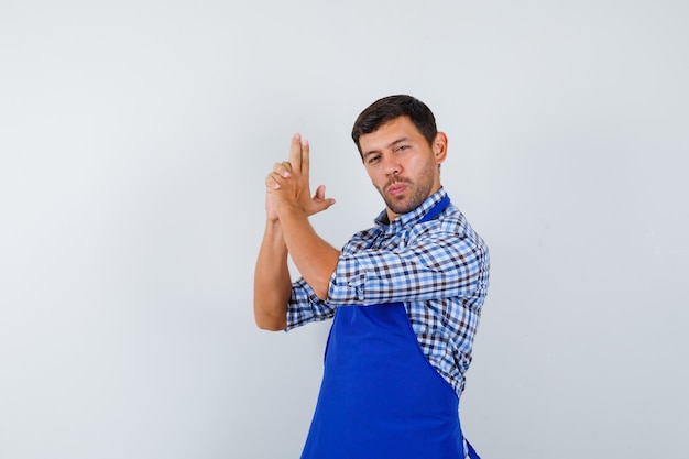 Hombre joven expresivo posando en el estudio