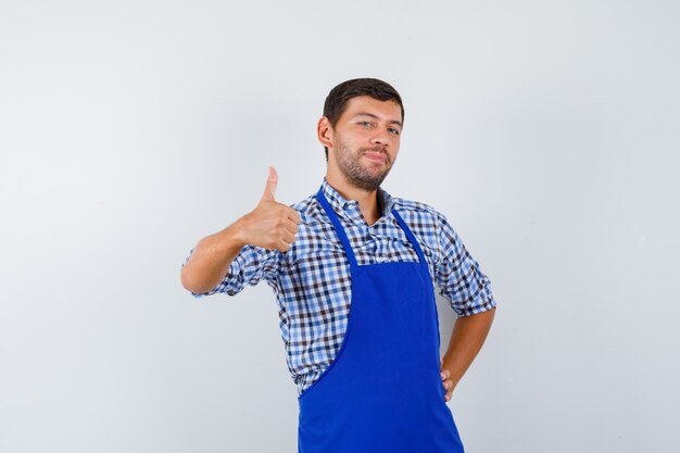 Hombre joven expresivo posando en el estudio