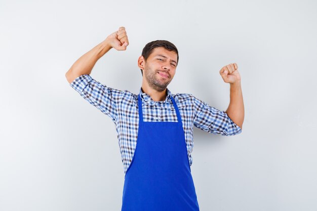 Hombre joven expresivo posando en el estudio