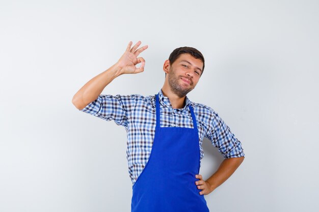 Hombre joven expresivo posando en el estudio