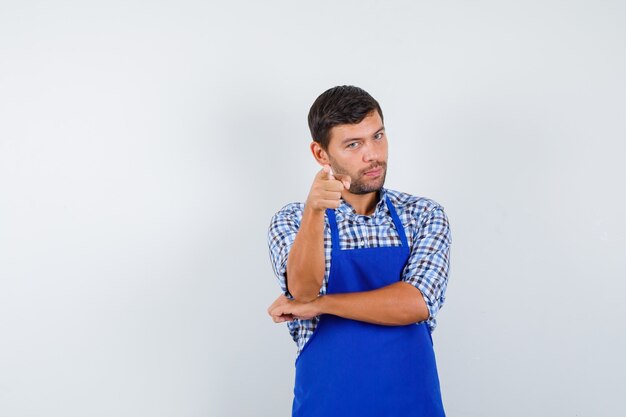 Hombre joven expresivo posando en el estudio