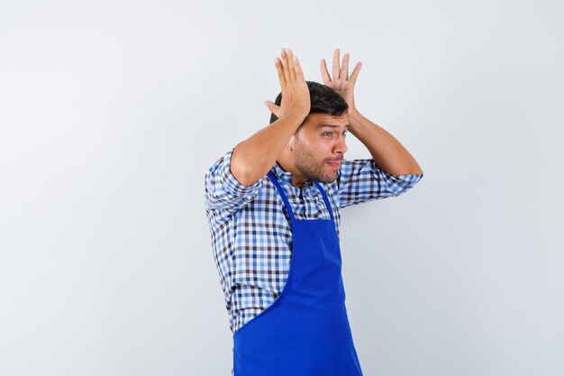 Hombre joven expresivo posando en el estudio