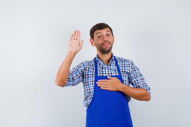 Hombre joven expresivo posando en el estudio