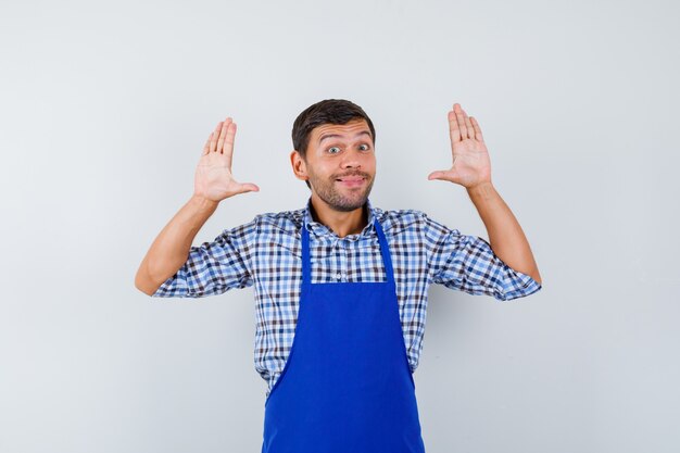 Hombre joven expresivo posando en el estudio