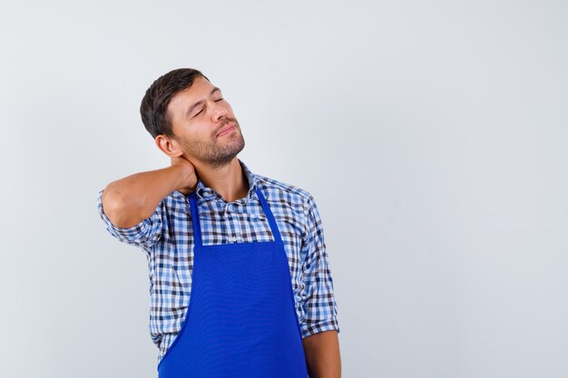 Hombre joven expresivo posando en el estudio