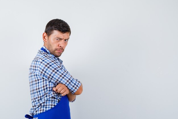 Hombre joven expresivo posando en el estudio