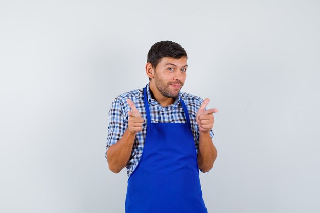 Hombre joven expresivo posando en el estudio