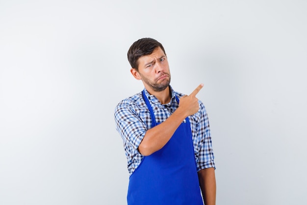 Hombre joven expresivo posando en el estudio