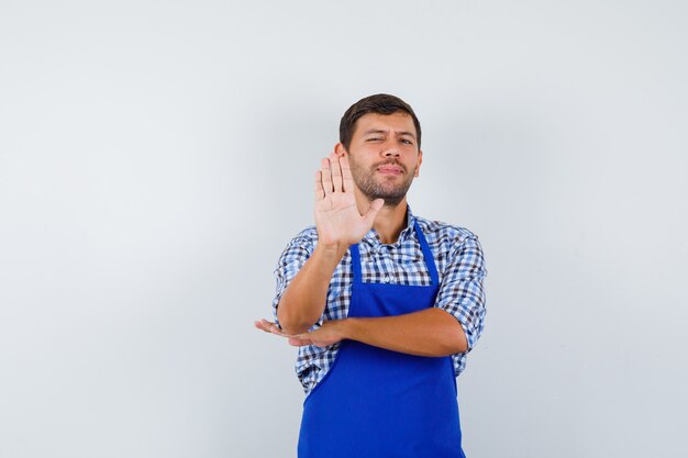 Hombre joven expresivo posando en el estudio