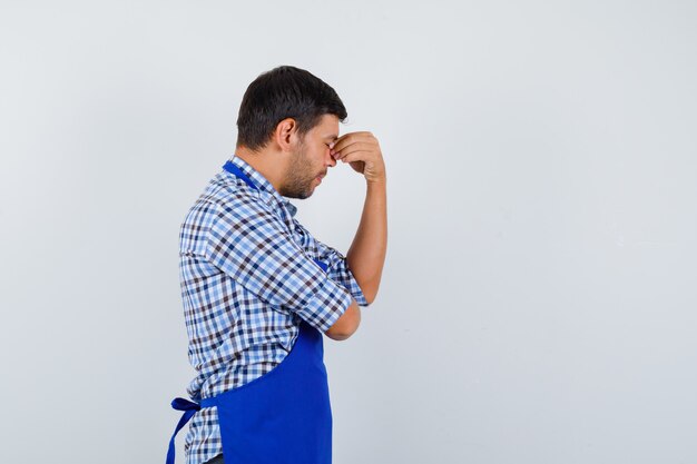 Hombre joven expresivo posando en el estudio