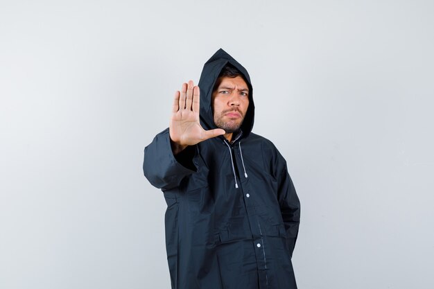 Hombre joven expresivo posando en el estudio