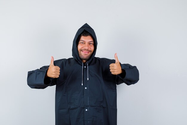 Hombre joven expresivo posando en el estudio