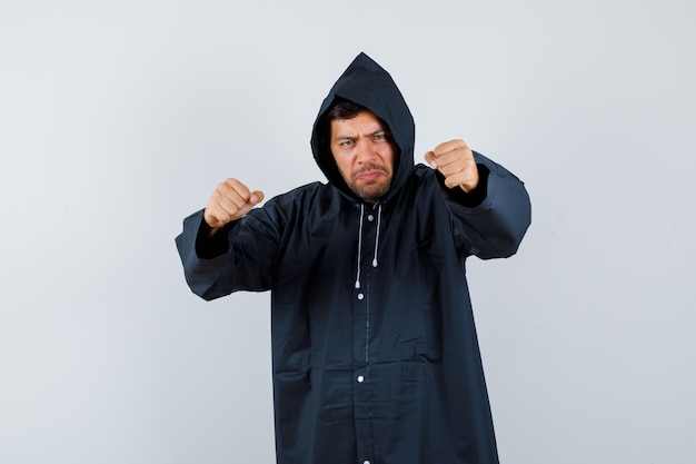 Hombre joven expresivo posando en el estudio