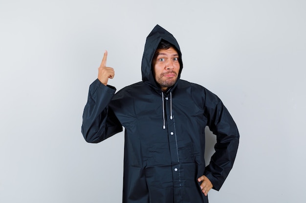 Hombre joven expresivo posando en el estudio