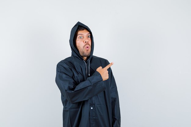 Hombre joven expresivo posando en el estudio