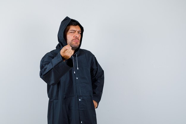 Hombre joven expresivo posando en el estudio