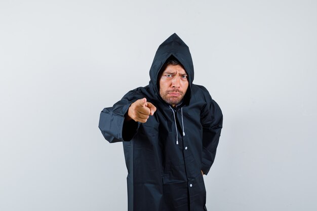 Hombre joven expresivo posando en el estudio