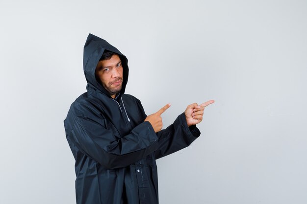 Hombre joven expresivo posando en el estudio