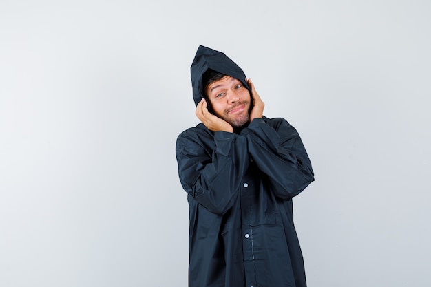 Foto gratuita hombre joven expresivo posando en el estudio