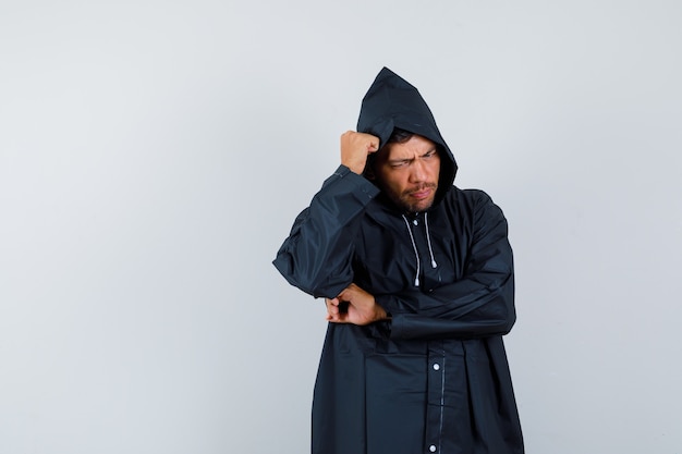 Hombre joven expresivo posando en el estudio