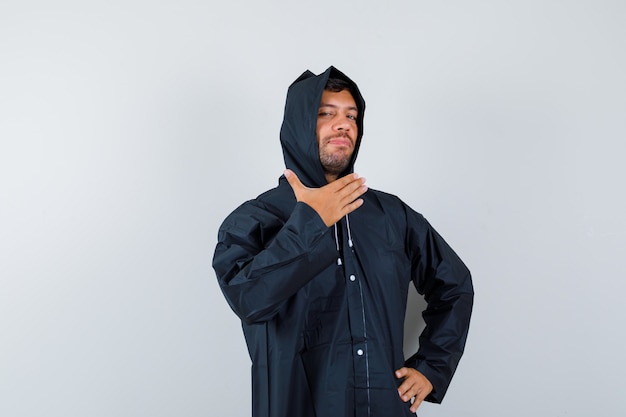 Hombre joven expresivo posando en el estudio