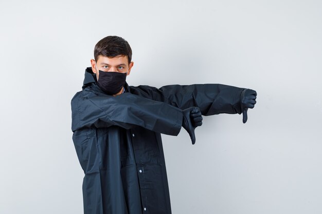 Foto gratuita hombre joven expresivo posando en el estudio