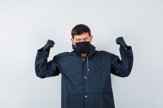 Foto gratuita hombre joven expresivo posando en el estudio